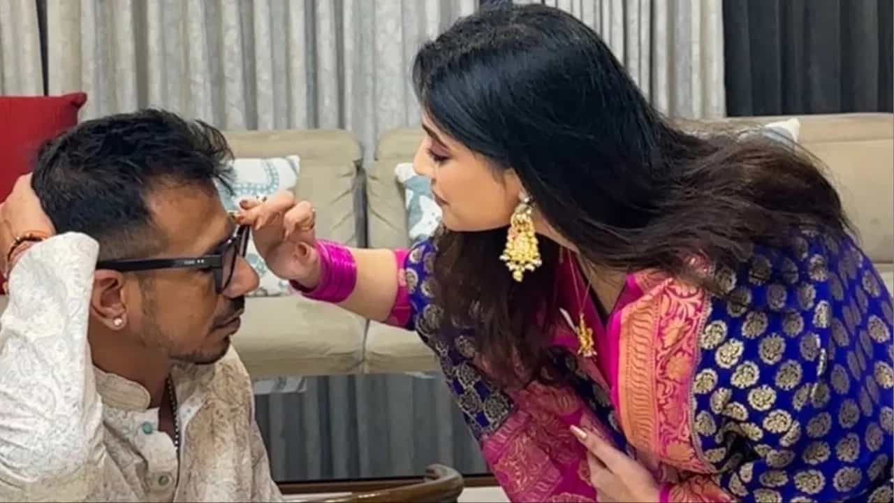 मोठ्या उत्साहात दिवाळी साजरी करण्यात आली. गुरुवारी 23 ऑक्टोबरला भाऊबीज झाली. भाऊबीजनिमित्ताने टीम इंडियाचा फिरकीपटू युझवेंद्र चहल याने त्याची बहिण किना द्विवेदी सोबतचे फोटो सोशल मीडियावर पोस्ट केले. (Photo Credit: Instagram)