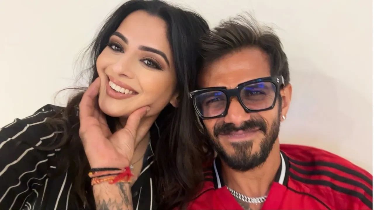 युझवेंद्र चहलने सोशल मीडियावर बहिणींसोबत पोस्ट केलेल्या फोटोंवर नेटकऱ्यांनी अनेक कमेंट्स केल्या. या फोटोंवर टीम इंडियाचा उपकर्णधार श्रेयस अय्यर यानेही कमेंट केली.  (Photo Credit: Instagram)