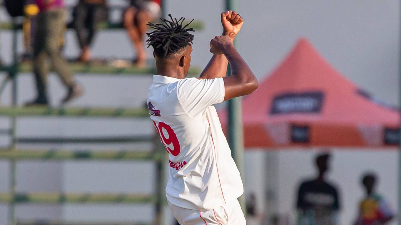 झिम्बाब्वेने नाणेफेकीचा कौल जिंकला आणि प्रथम गोलंदाजी स्वीकारली. अफगाणिस्तानने पहिल्या डावात 127 धावा केल्या. त्यानंतर फलंदाजीसाठी आलेल्या झिम्बाब्वेने 359 धावा केल्या आणि 232 धावांची मजबूत आघाडी घेतली. ही आघाडी मोडून काढताना अफगाणिस्तानचा संघ 159 धावांवर बाद झाला. (Photo: Zimbabwe X)