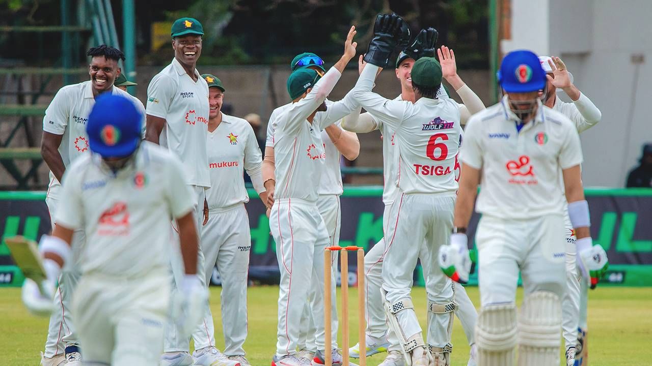 झिम्बाब्वे आणि अफगाणिस्तान यांच्यात एकमेव कसोटी सामना पार पडला. हा सामना सामना हरारे स्पोर्ट्स क्लब येथे खेळला गेला. या सामन्यात झिम्बाब्वेने अफगाणिस्तानला एक डाव आणि  73 धावांनी लोळवलं. या विजयानंतर अनेक वर्षांची प्रतीक्षा संपली. (Photo: Zimbabwe X)