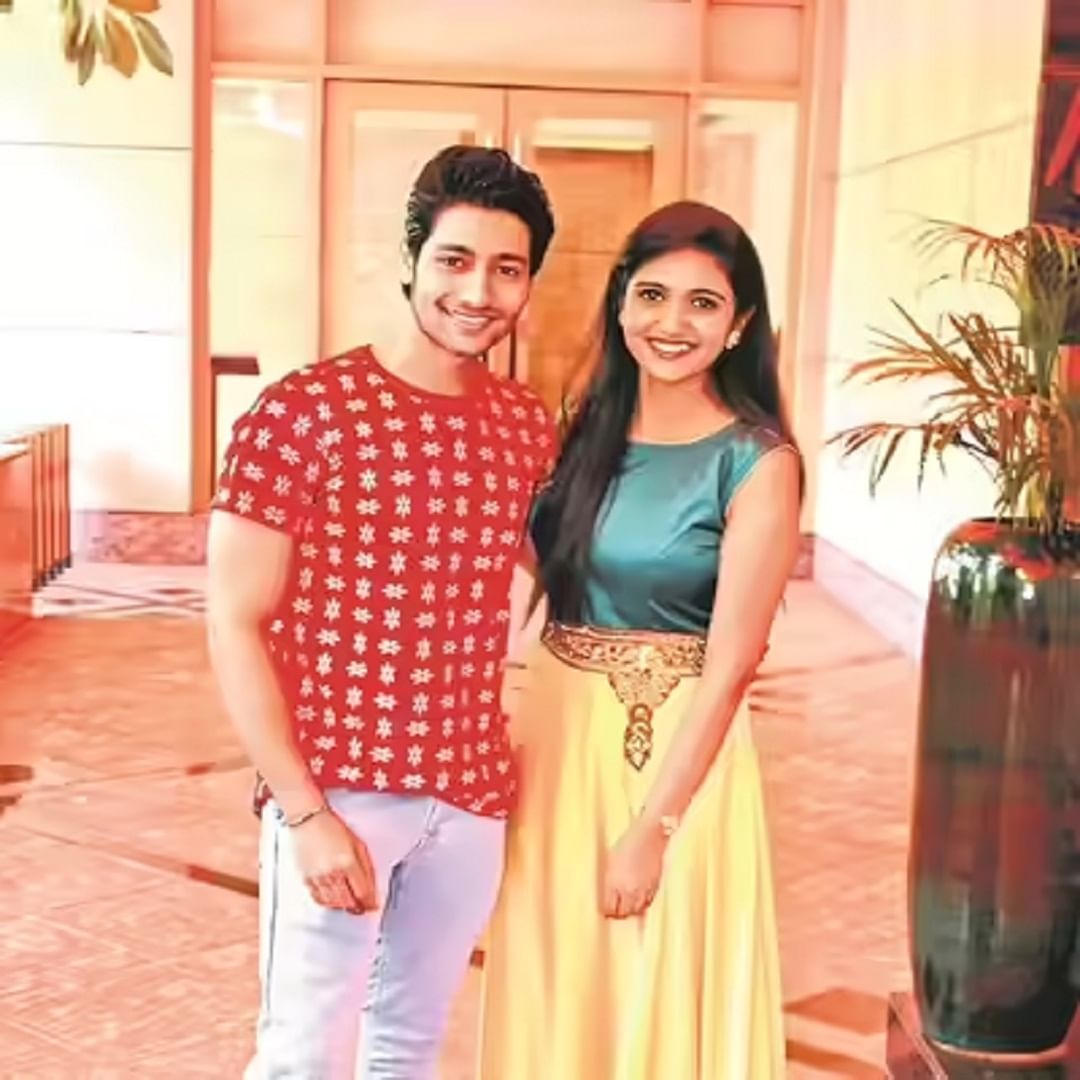 अभिनेत्री  रिंकू राजगुरू आणि अभिनेता आकाश ठोसर यांनी सिनेमात अर्ची आणि परशा ही भूमिका साकारली होती. चाहत्यांची दोघांच्या जोडीला डोक्यावर घेतलं. सिनेमातील दोघांची केमिस्ट्री देखील चाहत्यांना प्रचंड आवडली. 