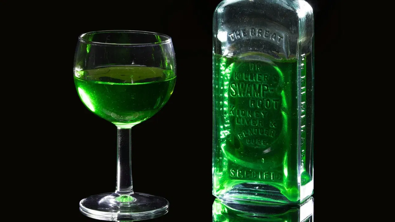 तुम्हाला वाटत असेल की कोणतीही ड्रिंक व्हिस्कीपेक्षा जास्त स्ट्राँग नसते, तर तुम्ही चुकीचे आहेत. कारण अ‍ॅबसिंथे ही ड्रिंक खूप जास्त अल्कोहोलिक असते. त्यामुळे ही ड्रिंक पिताना काळजी घ्या. (Pic: Pixabay)  