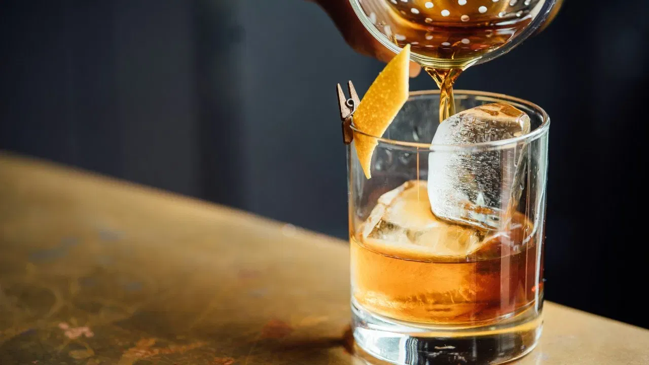 वाइन तज्ञांच्या मते अ‍ॅबसिंथेमध्ये 75 टक्के पर्यंत अल्कोहोल असते, त्यामुळे ते पिण्यापूर्वी दोनदा विचार करा. यात अल्कोहोलचे प्रमाण जास्त असते त्यामुळे ते व्हिस्कीपेक्षा खास आहे.  (Pic: Pixabay)  