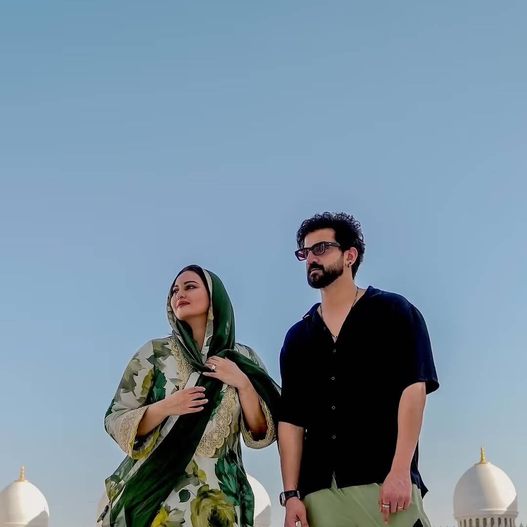 सोनाक्षी सिन्हाने करवा चौथच्या दिवशी तिच्या इन्स्टाग्राम हँडलवर पती झहीर इकबालसोबत अनेक फोटो शेअर केले. या व्हायरल फोटोमध्ये दोघे अबू धाबीच्या शेख जायग ग्रँड मशिदीत दिसले. 