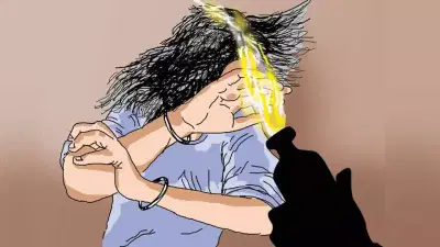 Delhi Acid Attack : दिल्ली हादरली! विद्यार्थिनीवर अ‍ॅसिड हल्ला, कॉलेजला जाताना एकटीला गाठलं अन्...