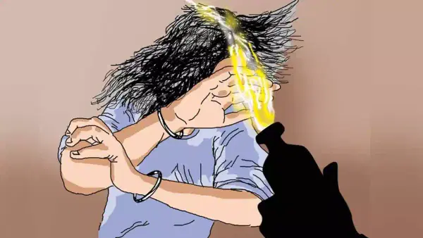 Delhi Acid Attack : दिल्ली हादरली! विद्यार्थिनीवर अॅसिड हल्ला, कॉलेजला जाताना एकटीला गाठलं अन्...
