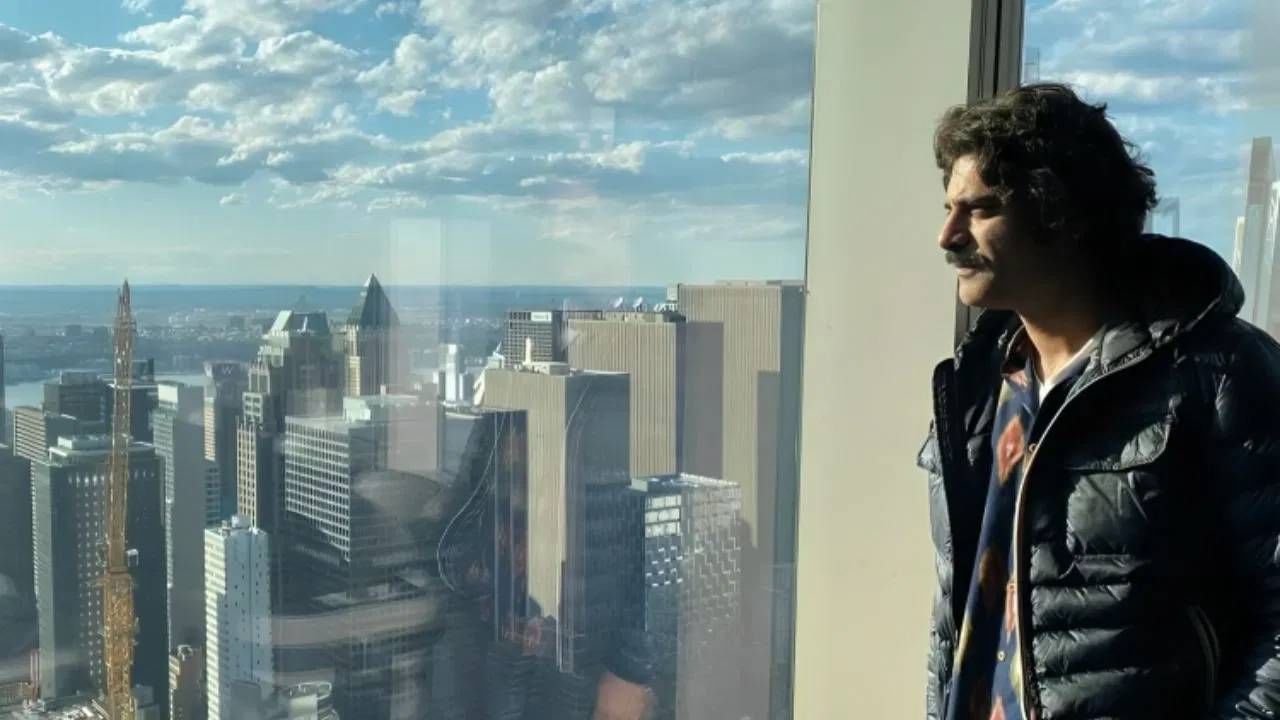 अनुपम खेर यांच्याच पावलावल पाऊल टाकत सिकंदर खेरने बॉलिवूडमध्ये अभिनयाच्या बळावर आपली जागा बनवली आहे. सिकंदर खेर अभिनेत्री सुष्मिता सेनची गाजलेली वेब सीरीज आर्यामध्ये एक महत्वाच्या रोलमध्ये दिसलेला. 