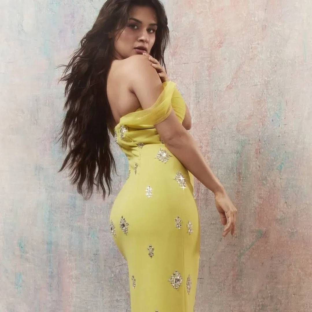 अवनीत कौरने 2014 साली आलेल्या YRF चा चित्रपट 'मर्दानी' मध्ये काम केलेलं. 'टीकू वेड्स शेरू'मध्ये ती लीड रोलमध्ये होती. तिच्यासोबत लीड रोलमध्ये नवाजुद्दीन सिद्दीकी होता. या चित्रपटात तिचा नवाजुद्दीन सिद्दीकीसोबत किसिंग सीन होता. त्यावरुन बराच वाद झाला. हा पिक्चर प्राइम वीडियोवर स्ट्रीम करण्यात आलेला.