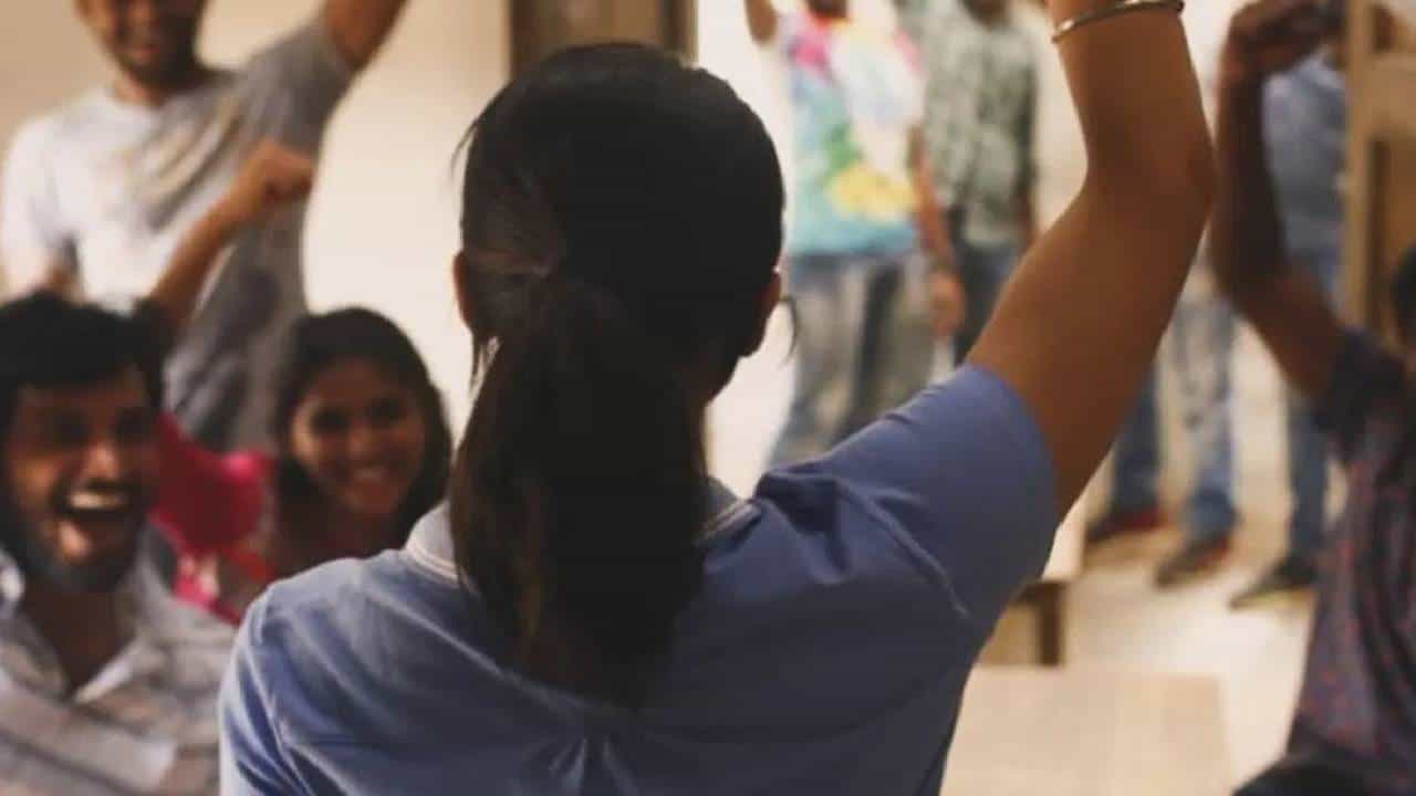 एका कलाकाराला आपल्या करिअरमध्ये अनेक भूमिका साकाराव्या लागतात. फिल्म इंडस्ट्रीमध्ये असे अनेक कलाकार आहेत, ज्यांनी आपल्या जोनपासून लांब जाऊन काहीतरी नवीन ट्राय केलं. आम्ही ज्या अभिनेत्रीबद्दल बोलतोय ती साऊथ आणि बॉलिवूड मेकर्सची पहिली पसंत बनली आहे. सतत ब्लॉकबस्टर चित्रपट देणाऱ्या या अभिनेत्रीने दोन वर्षात 3000 हजार कोटीपेक्षा अधिकचा व्यवसाय देणारे चित्रपट केलेत. तिच्या फिल्मसना शानदार रिस्पॉन्स सुद्धा मिळालाय.