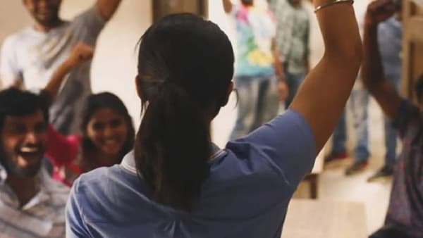 एका कलाकाराला आपल्या करिअरमध्ये अनेक भूमिका साकाराव्या लागतात. फिल्म इंडस्ट्रीमध्ये असे अनेक कलाकार आहेत, ज्यांनी आपल्या जोनपासून लांब जाऊन काहीतरी नवीन ट्राय केलं. आम्ही ज्या अभिनेत्रीबद्दल बोलतोय ती साऊथ आणि बॉलिवूड मेकर्सची पहिली पसंत बनली आहे. सतत ब्लॉकबस्टर चित्रपट देणाऱ्या या अभिनेत्रीने दोन वर्षात 3000 हजार कोटीपेक्षा अधिकचा व्यवसाय देणारे चित्रपट केलेत. तिच्या फिल्मसना शानदार रिस्पॉन्स सुद्धा मिळालाय.