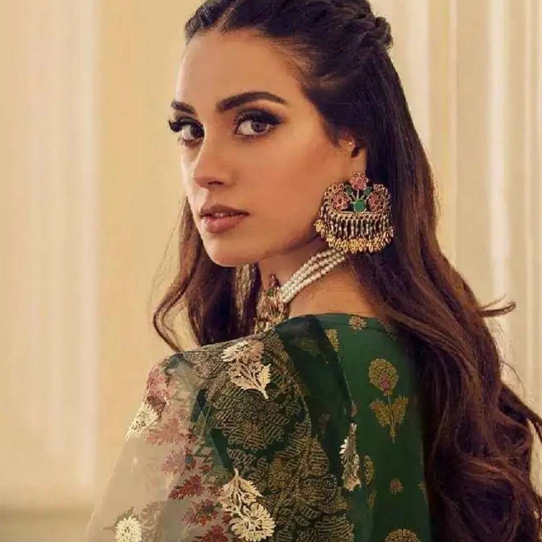 फिल्मी विश्वातील अनेक कलाकारांनी दीपिकाच्या मागणीचं समर्थन केलं. तर काही सेलिब्रिटी विरोधात सुद्धा होते. आता पाकिस्तानी एक्ट्रेस इकरा अजीज दीपिका पादुकोणच्या समर्थनात बोलली आहे.  