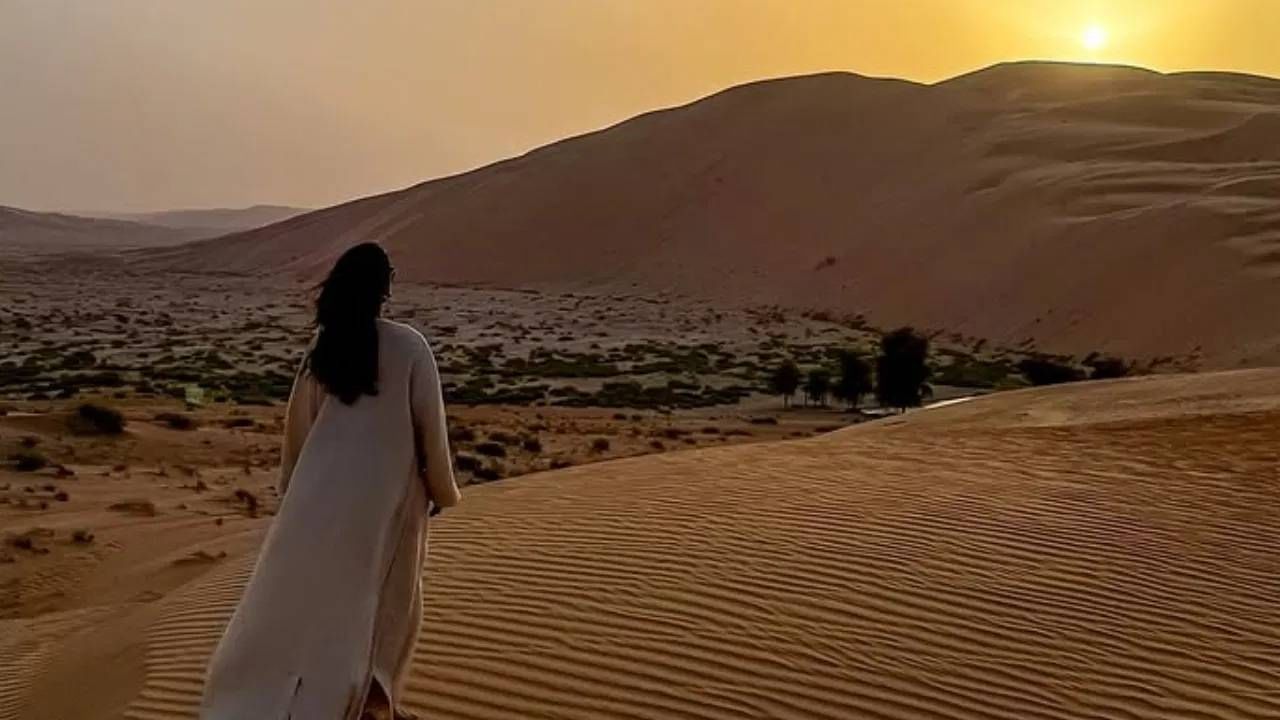 काही अभिनेत्री फक्त आयटम नंबर करतात. काहीवेळा आयटम सॉन्ग्सवर लेडी सुपरस्टार्स सुद्धा डान्स करतात. आज आम्ही तुम्हाला साऊथच्या एका अभिनेत्रीबद्दल सांगणार आहोत. जी एक आयटम नंबर करण्यासाठी 5 कोटी रुपये फी चार्ज करते. 