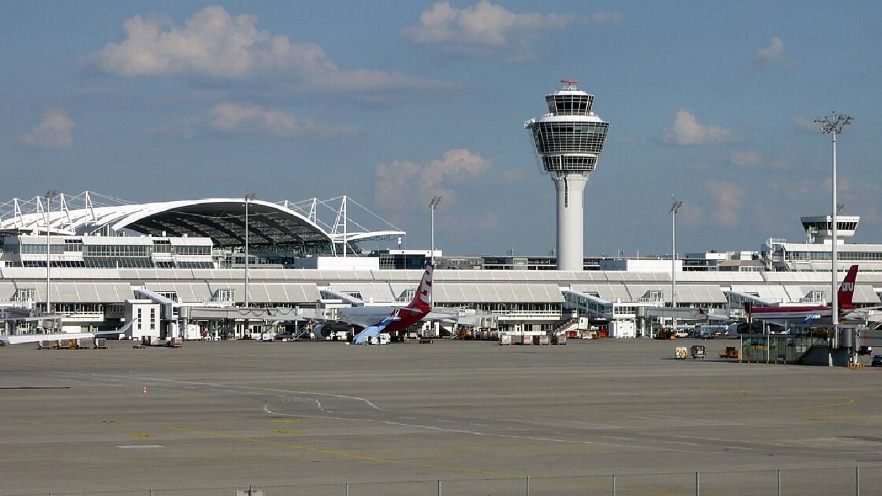 मोठी दहशत! विमानतळावर अचानक 17 ड्रोन, तात्काळ विमानसेवा बंद, जगात खळबळ