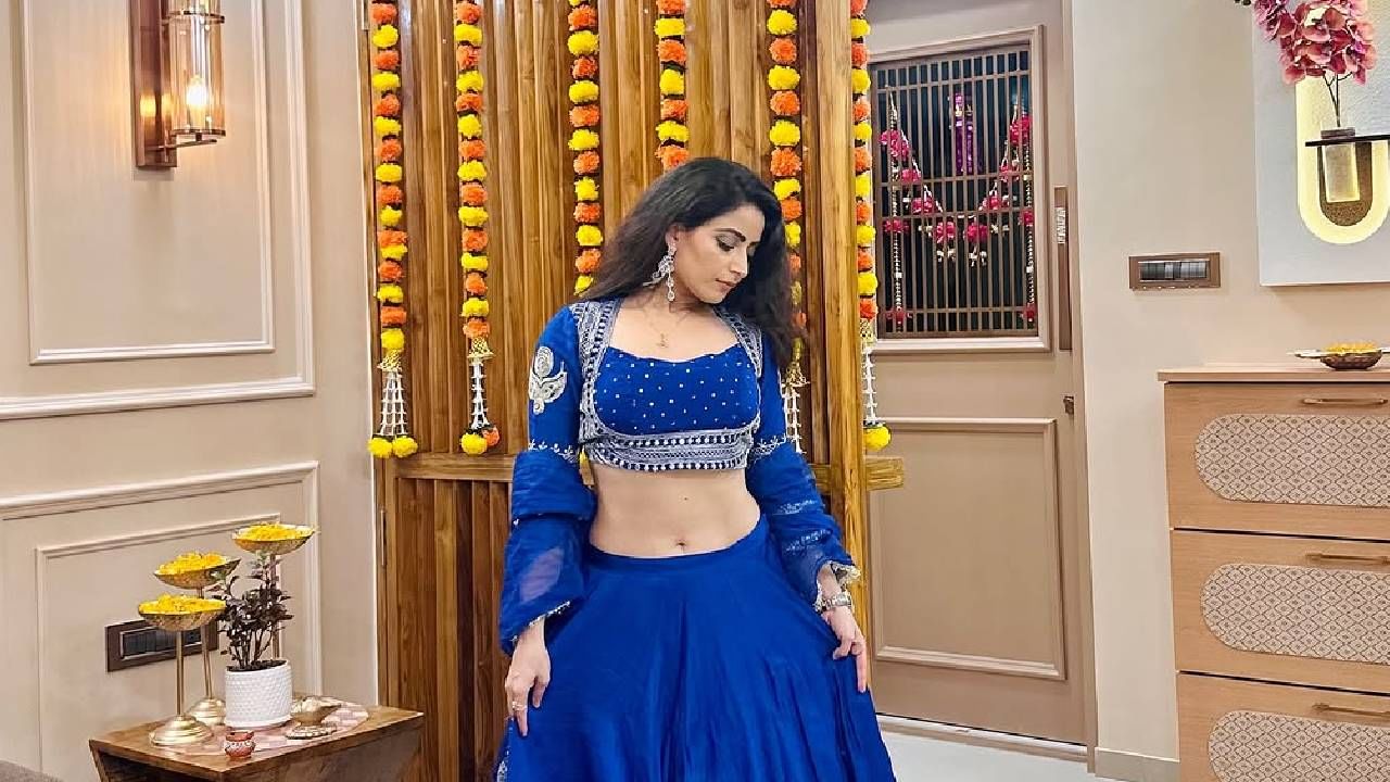 ऐश्वर्याचे हे फोटो पाहून नेटकऱ्यांनी त्यावर विविध प्रतिक्रिया देण्यास सुरुवात केली. 'खरंच विभक्त होत असाल तर चाहत्यांना अंधारात ठेवू नका', असं एकाने म्हटलं. तर 'तुम्ही तुमच्या नात्याबद्दल स्पष्ट का नाही सांगत', असा सवाल दुसऱ्याने केला. 
