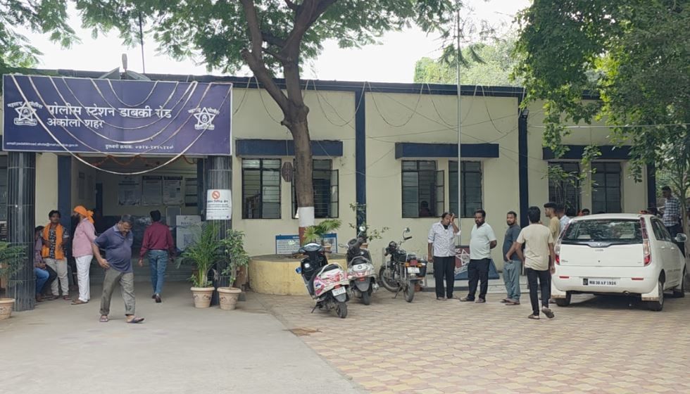 अकोल्यातल्या बहुचर्चित 'अक्षय नागलकर' मिसींग प्रकरणात मोठी अपडेड समोर आली आहे. अक्षय नागलकरची हत्या करून मृतदेहाची विल्हेवाट लावण्यात आली आहे. अक्षयच्या 8 मित्रांनीच त्याच्या हत्येचा कट रचल्याचे उघड झाल आहे.