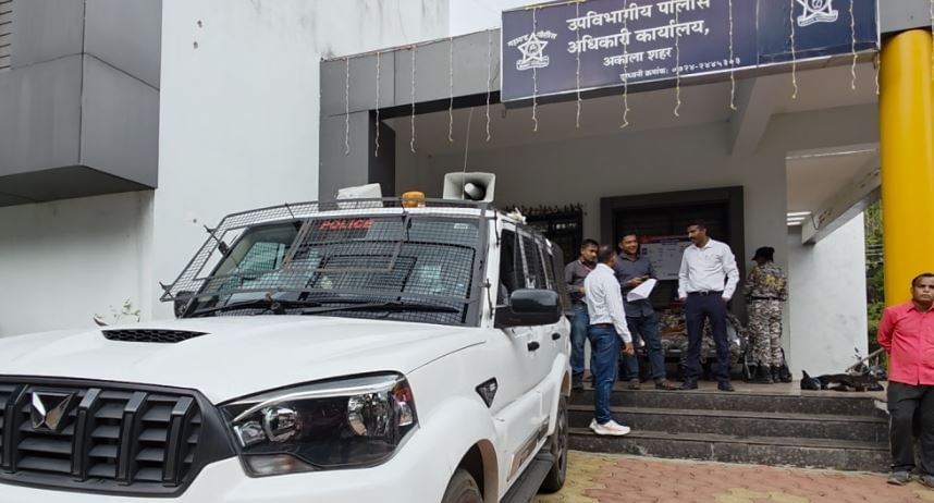 अकोला पोलिसांच्या स्थानिक गुन्हे शाखेने हा खुनाचा उलगडा करीत मुख्य आरोपीसह 4 आरोपींच्या मुस्क्या आवळल्या आहेत. चार जण अजूनही फरार आहेत. पोलीस त्यांचा कसून शोध घेत असून ते हाती लागल्यानंतर या प्रकरणाचा आणखी उलगडा होण्याची शक्यता आहे.