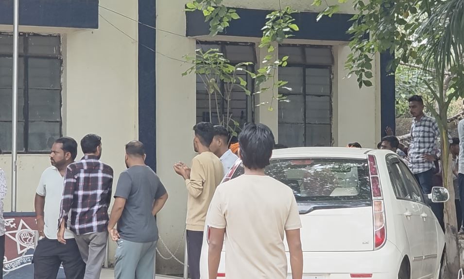 मिळालेल्या माहितीनुसार अगोदर अकोल्यातल्या MH 30 हॉटेलवर अक्षयवर चाकूने वार करत त्याला गंभीर जखमी करण्यात आलं नंतर मोरगाव भाकरे शेतशिवारात मृत समजून त्याला टीनच्या शेडमध्ये जाळण्यात आल्याचं समोर आलं आहे.