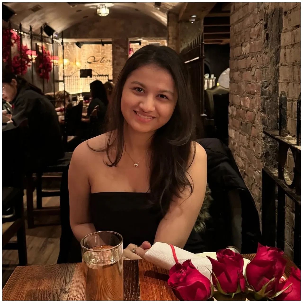 'राउडी राठोड' या सिनेमात अभिनेता यशपाल शर्माने इन्स्पेक्टर विशाल शर्माची भूमिका निभावली होती आणि सानिया अंकलेसरियाने त्याच्या मुलीची भूमिका केली होती. तिने साकारलेल्या भूमिकेला देखील चाहत्यांनी डोक्यावर घेतलं.