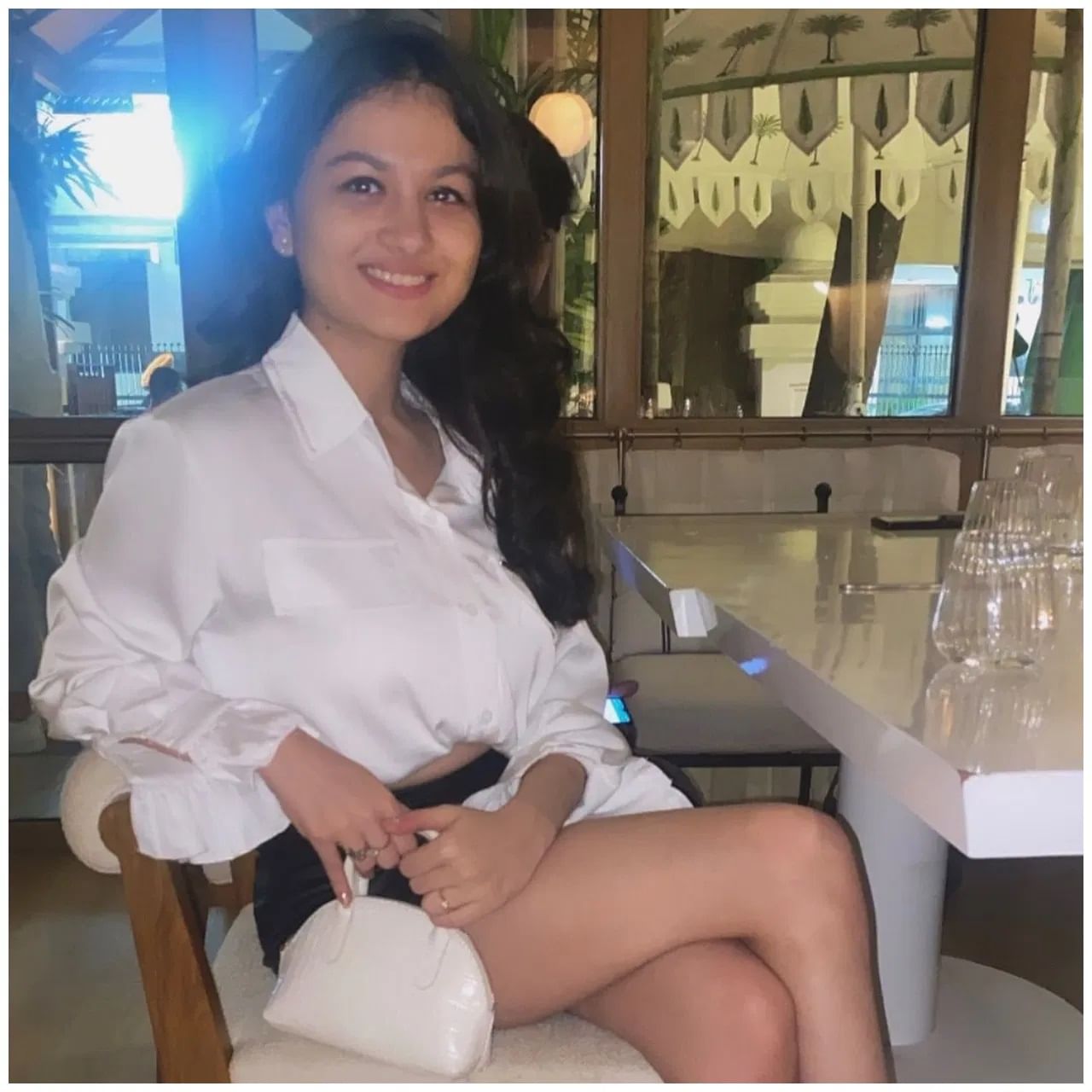 30 सप्टेंबर 2002 रोजी मुंबईत जन्मलेल्या सानिया अंकलेसरियाने मुंबईतील एका अभियांत्रिकी महाविद्यालयातून कंप्यूटर इंजीनियरिंगमध्ये पदवी प्राप्त केली. सध्या ती मुंबईत वेब डेव्हलपर म्हणून काम करते आणि नृत्य आणि अभिनयाचाही अभ्यास करते.