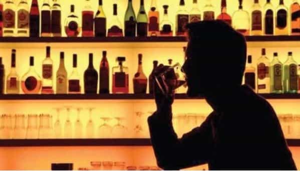अनेकांना मद्यपान म्हणजेच दारू पिण्याची सवय असते. काहीकाही महाभाग तर सकाळी उठल्यानंतर रिकाम्या पोटीच दारूची बॉटल तोंडाला लावतात. दारूच्या आहारी गेल्यामुळे पुढे या लोकांना अनेक अडचणींना सामोरे जावे लागते.