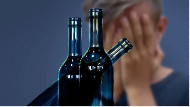 अनेक लोकांना रिकाम्या पोटी मद्यपान करण्याची सवय असते. त्यामुळे पोटात कोणतेही अन्न नसताना दारू प्यायलाने नेमके काय होते?हे समजून घेणे गरजेचे आहे.