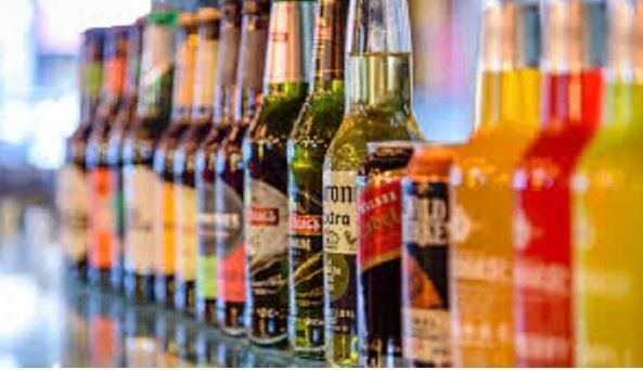 लवकर नशा चढल्याने व्यक्तीला भोवळ येणे, चालण्यात अडचण निर्माण होणे, नीट बोलता न येणे अशी लक्षणं दिसू लागतात. उपाशीपोटी मद्यपान केले, की पुढच्या काही मिनिटांतच त्या मद्याची नशा चढते परिणामी उलटी आणि मळमळ होण्याचीही शक्यता असते.