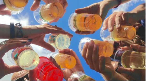 म्हणूनच नेहमी उपाशीपोटी मद्यपान करणे हे शरीरासाठी चांगले नाही, असे म्हटले जाते. अनेकांना उपाशीपोटीच मद्यपान करण्याची सवय जडते. त्यानंतर अशा व्यक्तींना अनेक आजार होण्याची शक्यता निर्माण होतो. मद्यपान करणेच मुळात चुकीचे आहे. तरीदेखील मद्यपान करत असाल तर ते रिकाम्या पोटी करू नये, असा सल्ला दिला जातो.