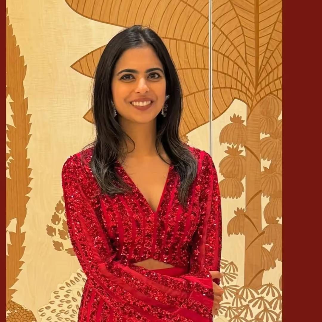 ईशाने आपल्या वाढदिवसाच्या या ड्रेसवर डायमंड इयररिंग्स, एक मोठी सी डायमंड रिंग आणि लाल स्टिलेटोजसोबत स्टाइल केलेला. तिने तिचे केस मोकळे सोडलेले. हलका कलरने केस स्टाइल केलेले. 