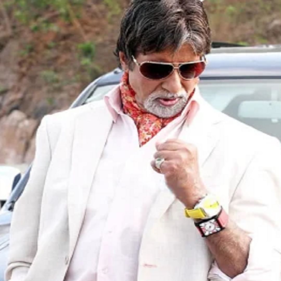  अमिताभ बच्चन : अमिताभ बच्चन यांना दोन घड्याळे घालायला आवडतात. त्यापैकी एक भारतीय वेळ दाखवते आणि दुसरी ते ज्या वेळेत प्रवास करत आहे ती वेळ दाखवते. आणि आजही अमिताभ दोन घड्याळ घालतात. 