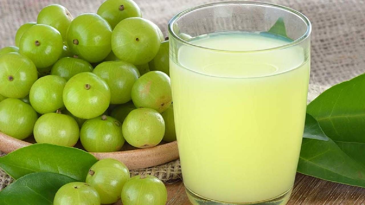 दररोज सकाळी झोपीतून उठल्यानंतर आवळ्याचा ज्यूस प्या. एक आवळा घ्या आणि मिक्सरमध्ये बारीक करून घ्या. हा ज्यूस ताजा ताजा प्या. 