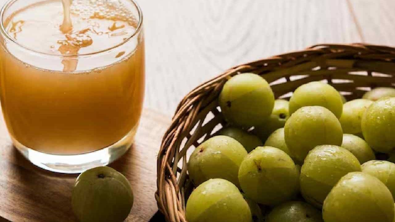 हिवाळ्यात आरोग्याची काळजी घेणे अत्यंत कठीण होते. सर्दीसह अनेक समस्या निर्माण होतात. हिवाळ्यात आरोग्याची विशेष काळजी घ्यावी लागते नाही तर तब्येत खराब होण्याची शक्यता अधिक असते. 