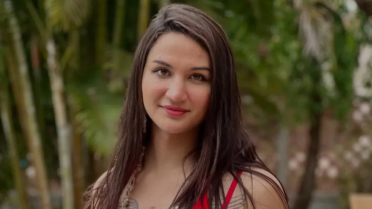 भारताचे माजी क्रिकेटपटू संजय बांगर यांची मुलगी अनाया बांगरची ओळख यापूर्वी आर्यन बांगर म्हणून होती. तो एक डावखुरा फिरकी अष्टपैलू खेळाडू होता. त्याला तेव्हा विराट कोहलीकडून क्रिकेटच्या टिप्सही मिळाल्या होत्या.