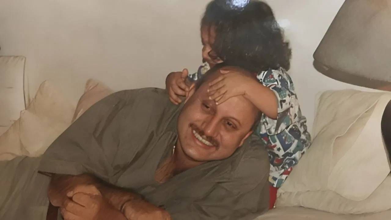 बॉलिवूड कलाकार अनुपम खेर इंडस्ट्रीमधल्या सीनियर कलाकारांपैकी एक आहे. इंडस्ट्रीमध्ये अनुपम खेर हे शानदार अभिनय आणि उत्तम व्यक्तीमत्वासाठी ओळखले जातात. 