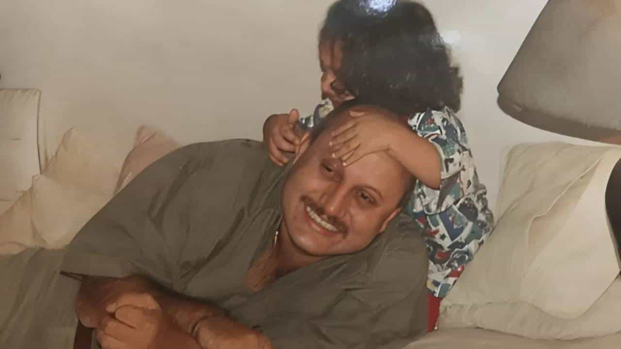 बॉलिवूड कलाकार अनुपम खेर इंडस्ट्रीमधल्या सीनियर कलाकारांपैकी एक आहे. इंडस्ट्रीमध्ये अनुपम खेर हे शानदार अभिनय आणि उत्तम व्यक्तीमत्वासाठी ओळखले जातात.