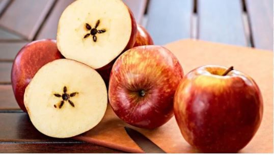 एखादे सफरचंद फारच चकमदार वाटत असेल तर सावध व्हायला हवे. सफरचंद चमकत असेल तर त्यावर व्हॅक्स लावलेले असू शकते. कारण नैसर्गिकरित्या पिकलेले सफरचंद फारसे चमकदार नसतात.