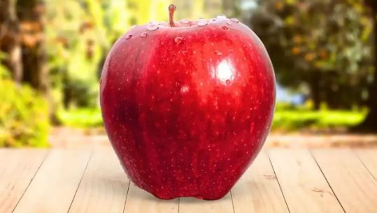 सफरचंद खरेदी करताना त्याचा वास घ्यायला हवा. वेगळा वास येत असेल तर त्या सफरचंदाला केमिकल लावलेले असू शकते. नैसर्गिकरित्या पिकलेल्या सफरचंदाचा गोड गंध येतो.