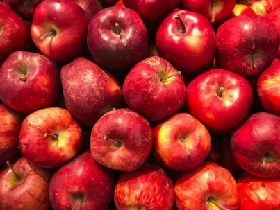 सफरचंद नैसर्गिकरित्या पिकवलेले आहे की नाही हे तपासण्यासाठी सफरचंद अर्धे कापावे आणि ते पाण्यात टाकावे. पाण्यात टाकलेले सपरचंद तरंगत असेल तर ते नैसर्गिकरित्या पिकलेले आहे असे मान्य करावे. सफरचंद पाण्यात बुडाले तर ते केमिकलच्या मदतीने पिकवलेले असू शकते.