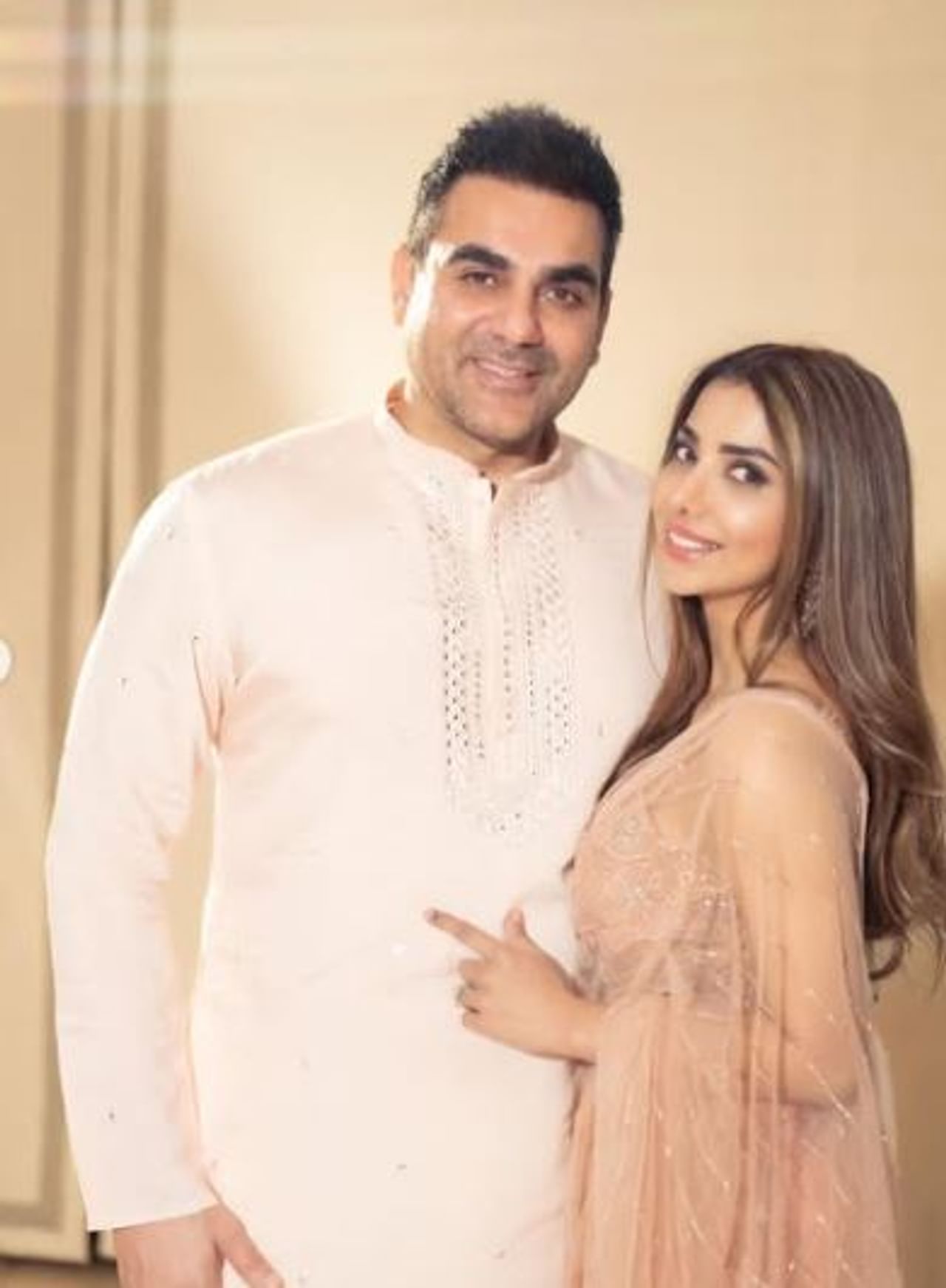 सलमान खानच्या कुटुंबात आता आनंदोत्सव साजरा केला जात आहे. कारण सलमान खानचा भाऊ अभिनेता तथा निर्माता अरबाज खानला मुलगी झाली आहे. अरबाज खानची पत्नी शुरा खानने तीन दिवसांआधी म्हणजेच 5 ऑक्टोबर रोजी मुलीला जन्म दिला आहे.