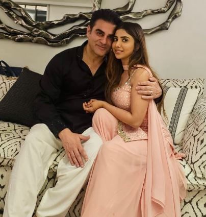 शुरा खानला आज रुग्णालयातून डिस्चार्ज देण्यात आला आहे. शुरा खानला डिस्चार्ज मिळाल्यानंतर आता अरबाज आणि शुरा या दोघांनीही आपल्या मुलीचे नाव सार्वजनिक केले आहे. दोघांनीही एकत्रितपणे इन्स्टाग्रावर या नावाची घोषणा केली आहे.