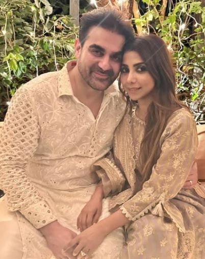 शुरा आणि अरबाज यांच्या लग्नाचा वाढदिवस लवकरच येणार आहे. या वाढदिवसाआधीच त्यांच्या घरी छोट्या मुलीचा जन्म झाला आहे. अरबाज खानचे हे दुसरे लग्न आहे. त्याच्या पहिल्या पत्नीचे नाव मलायका अरोरा असे आहे.