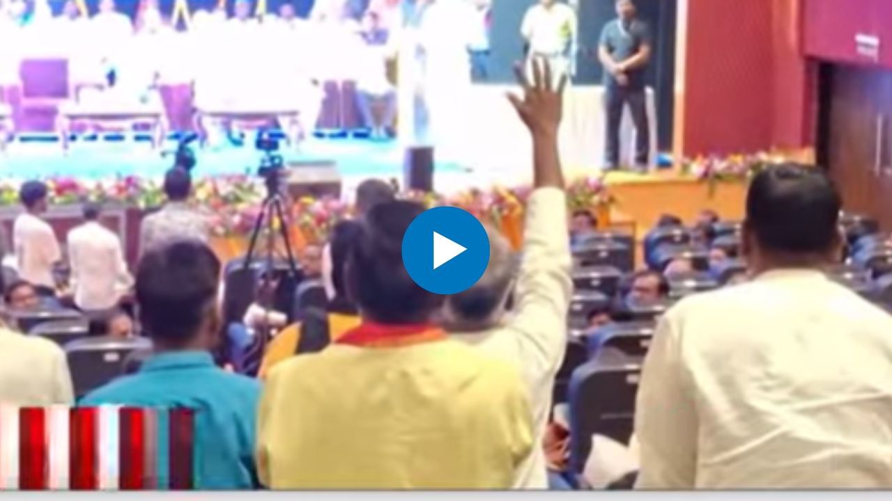 अशोक चव्हाण यांच्या कार्यक्रमात गोंधळ; व्हिडीओ आला समोर अशोक चव्हाण यांच्या कार्यक्रमात गोंधळ; व्हिडीओ आला समोर