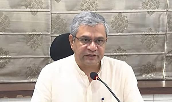 इलेक्ट्रॉनिक्स मॅन्युफॅक्चरिंग स्कीमला प्रचंड प्रतिसाद,1.15 लाख कोटीच्या गुंतवणूकीचे प्रस्ताव,रोजगाराच्या संधी निर्माण होणार