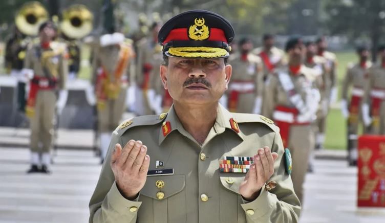 मी फिल्ड मार्शल असीम मुनीर यांना विनंती करतो की, 10 मे 2025 रोजी आपण भारताला ज्या पद्धतीने धडा शिकवला होता, त्याच पद्धतीने आता मोदी यांना पुन्हा एकदा धडा शिकवावा, असे  सैफुल्लाह या व्हिडीओत बोलताना दिसतोय.