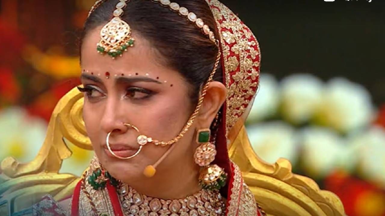 अभिनेत्री हिना खान आणि ईशा मालवीय यांनी अविकाचा पती मिलिंद चंदवानीचे चप्पल लपवले. यासोबतच लग्नाच्या या खास एपिसोडमध्ये प्रेक्षकांना बरीच धमाल आणि मस्ती पहायला मिळणार आहे. राखी सावंत, फराह खान पाहुणे बनून त्यात सहभागी होणार आहेत. 
