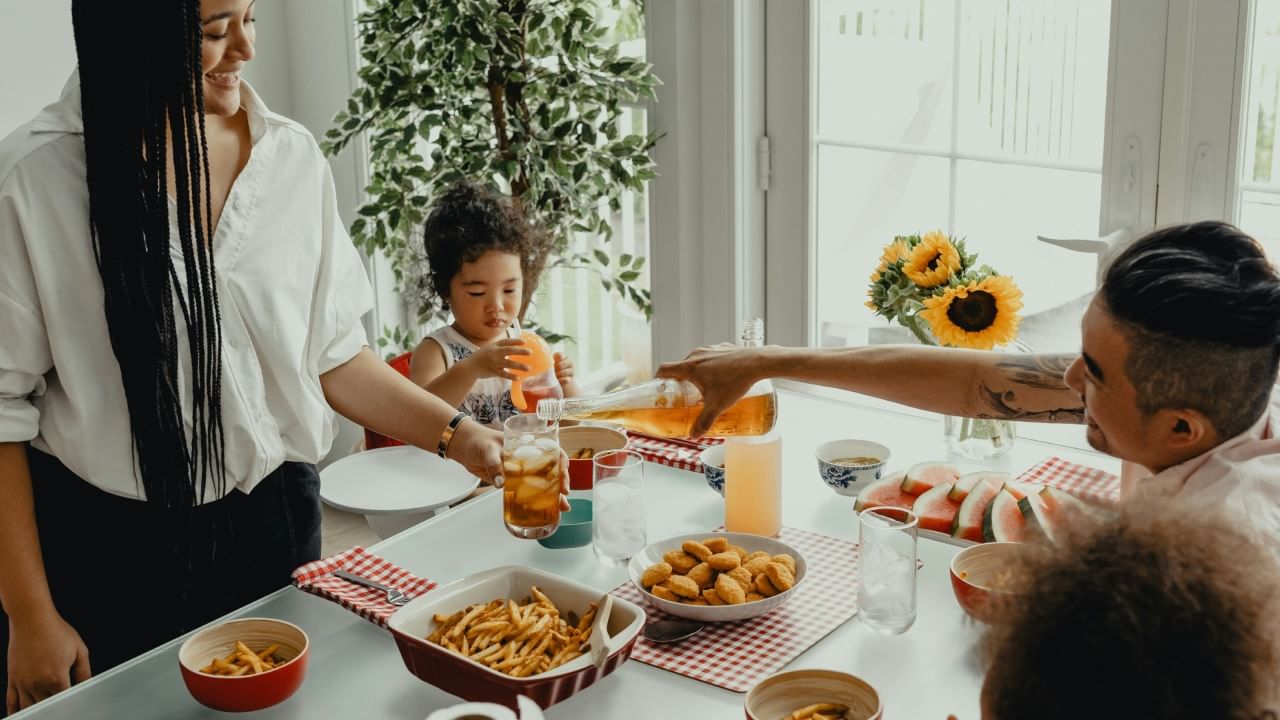 त्यामुळे स्वयंपाक केल्यानंतर एका तासाच्या आत अन्न सेवन करण्याचा सल्ला देतो, जेणेकरून शरीराला त्याचे संपूर्ण पोषण आणि ऊर्जा मिळू शकेल. तसेच कोणत्याही प्रकारच्या पचन समस्या किंवा दोषांचे असंतुलन यामुळे टाळता येईल.