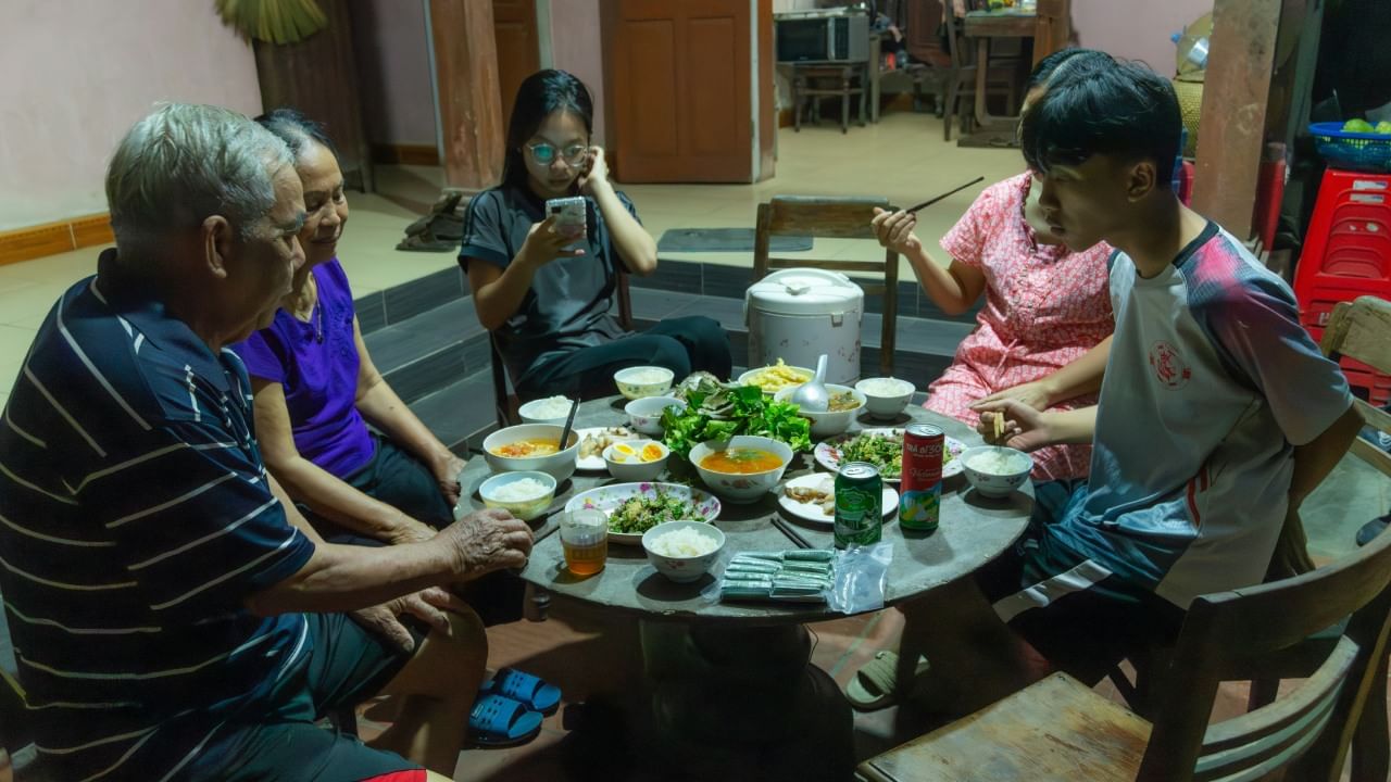 आपल्याला लहानपणापासून शिकवले जाते की अन्न वाया घालवू नये. यामुळे अनेक लोक अन्न फेकून देण्याऐवजी रेफ्रिजरेटरमध्ये ठेवतात. दुसऱ्यादिवशी गरम करून खातात. आधुनिक विज्ञान काही प्रमाणात उरलेले अन्न योग्यरित्या साठवून खाण्याची परवानगी देते. पण आयुर्वेद शास्त्राचा याबद्दल वेगळा दृष्टिकोन ठेवते.