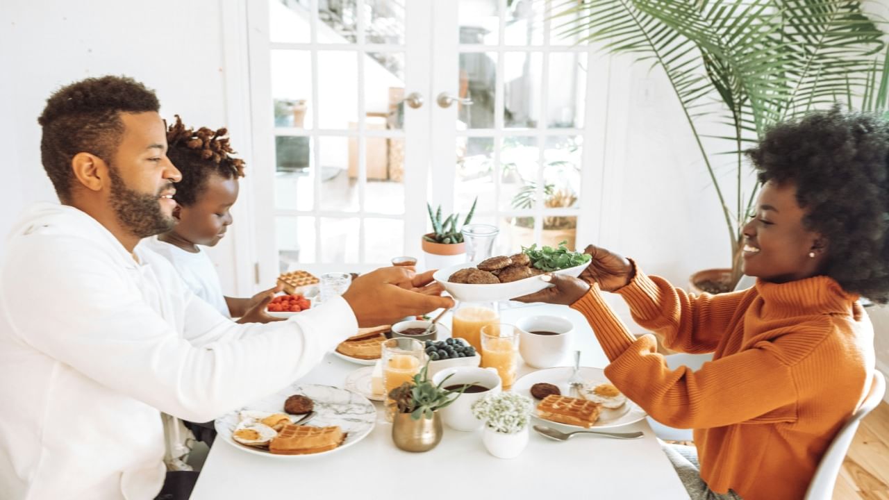 महत्त्वाची बाब म्हणजे शिळे अन्न खाल्ल्याने शरीरात आमा (Aama) नावाचे टॉक्सिन पदार्थ तयार होतात. यामुळे अन्नाचे पचन होण्यास अडचणी येतात. हे अनेक रोगांचे मूळ कारण बनतात.