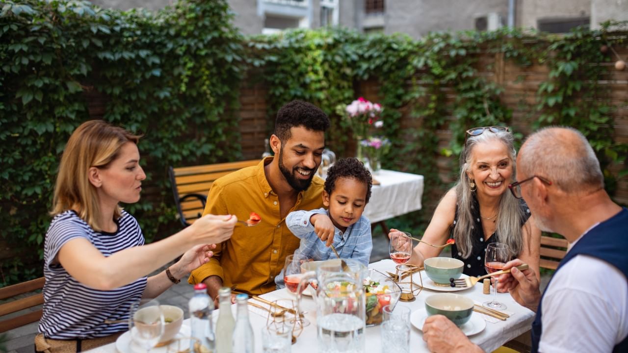 आयुर्वेदानुसार अन्न शिजवल्यानंतर कालांतराने त्यातील पोषक तत्वे हळूहळू नष्ट होतात. दीर्घकाळ साठवलेले अन्न शरीराला पुरेसे पोषण देऊ शकत नाही. ते खाल्ल्याने शरीराला आवश्यक ऊर्जा मिळत नाही.