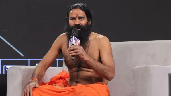 Ramdev Baba: बद्धकोष्ठता आणि गॅसचा त्रास होतोय? रामदेव बाबांनी सांगितली खास योगासने
