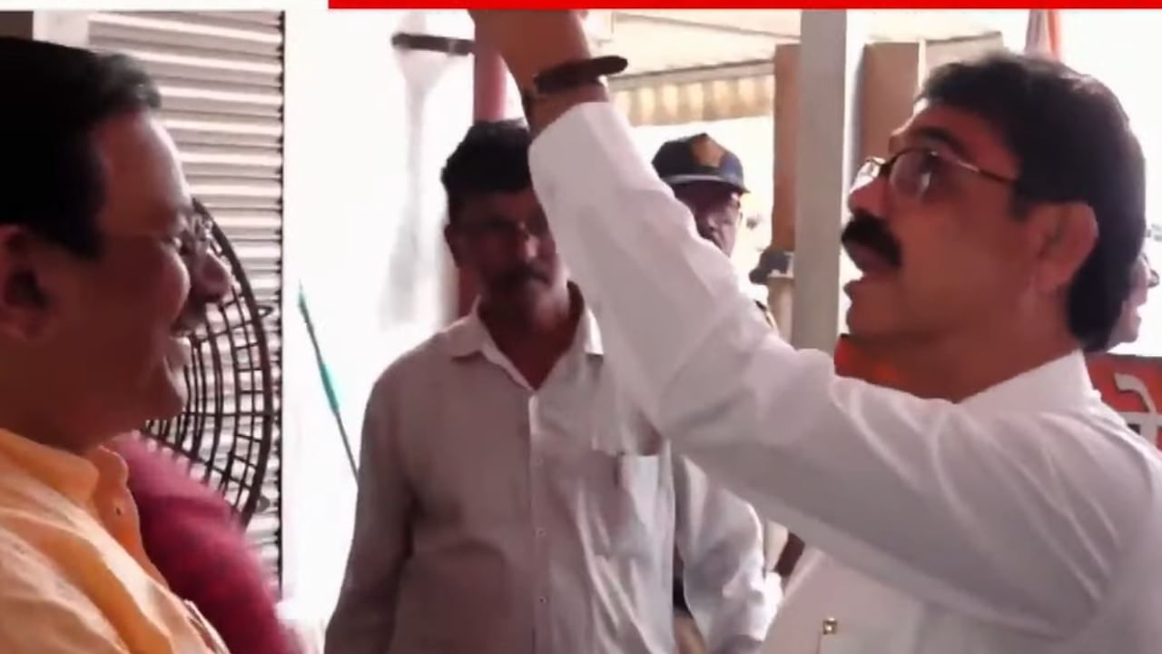 यावेळी बाळा नांदगावकर यांनी शिवसेना भवनाखाली असलेल्या अनेक शिवसैनिकांशी संवाद साधला. जुन्या आठवणींना उजाळा देत त्यांनी शिवसैनिकांकडून आपुलकीने चौकशी केली.